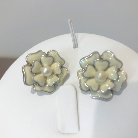 Jewelry - Vintage Silver Tone Cream Flower With Pearl Stud Earrings.